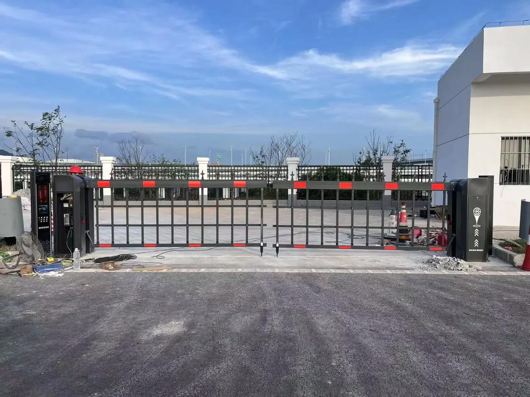 新洲维修卷闸门 #维修卷闸门 电动门伸缩门道闸车牌识别