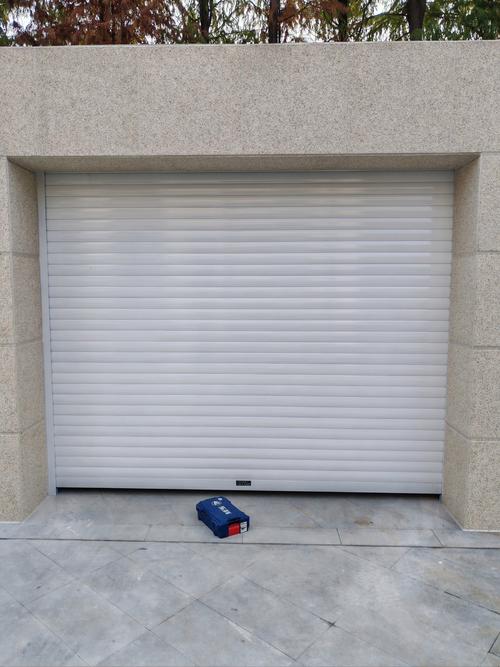 专业安装维修 电动卷帘门、手动卷帘门与电动卷闸门的全方位服务指南